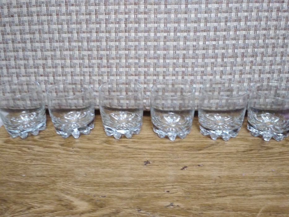 Продам набор стеклянных стаканов для напитков
