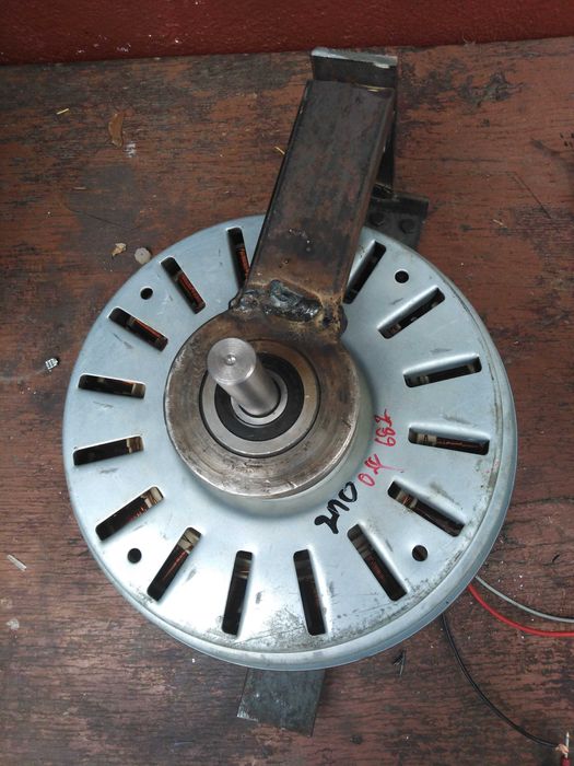 Generator de curent cu magneti permanenti