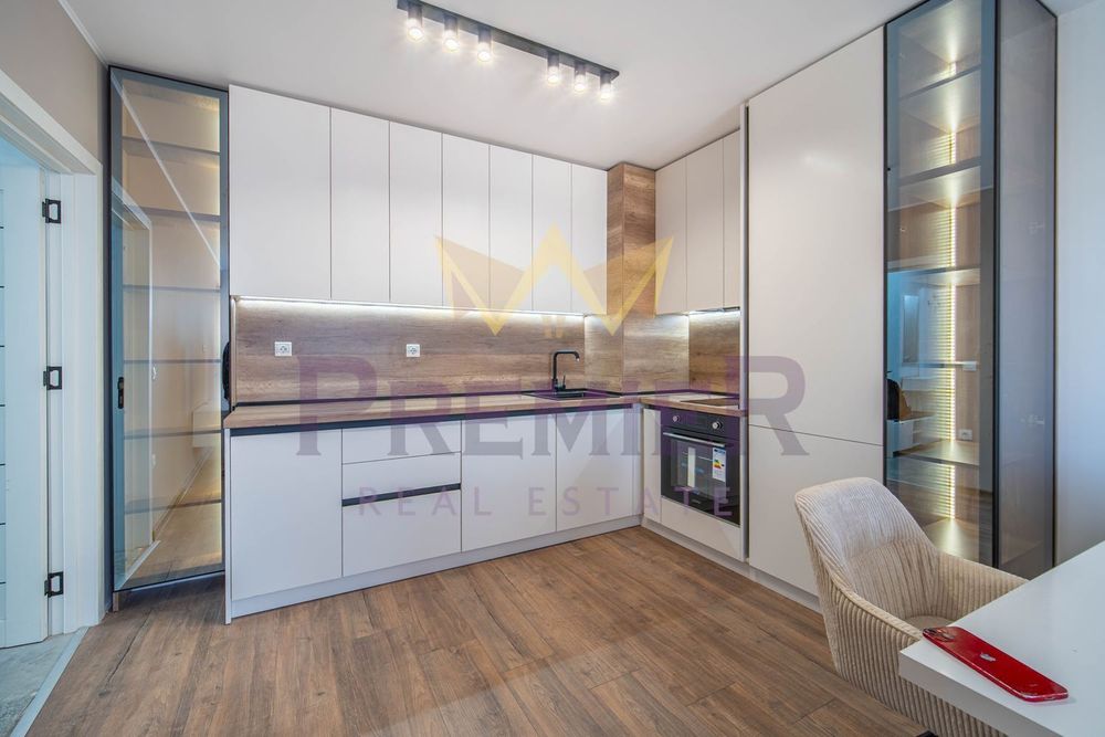 Продава се Тристаен апартамент в Варна, Възраждане 3 - 89 кв.м за 2012 €/кв.м - Снимка #3
