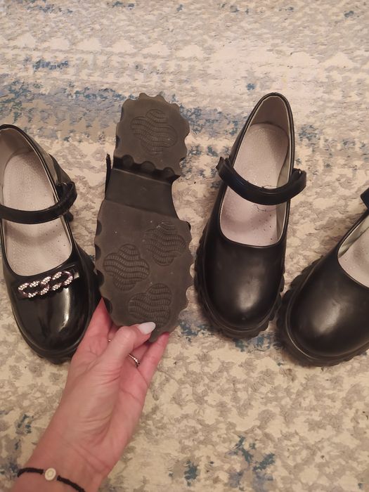 Продам школьные туфли