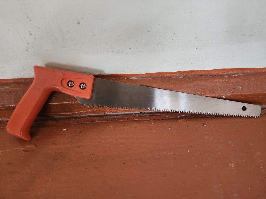 Отвертки и ручная пила.