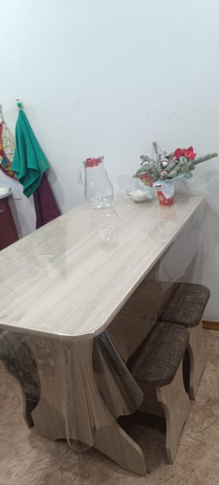 Кухонный стол с табуретками