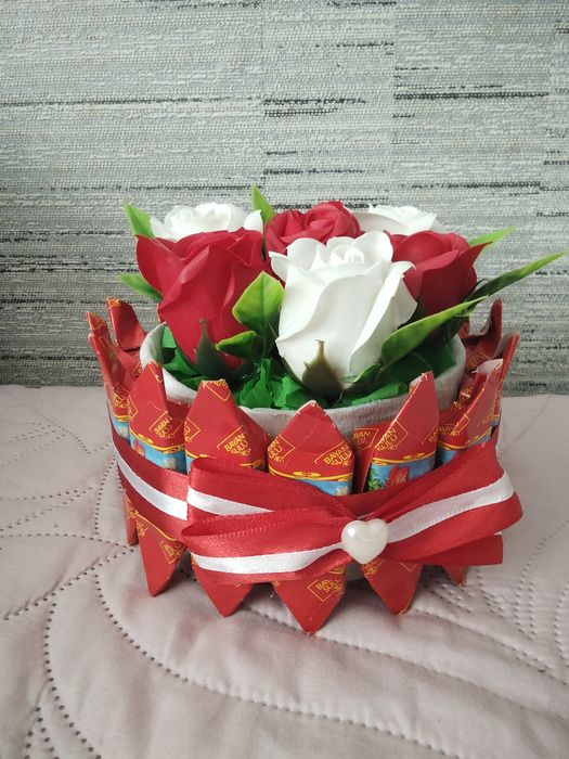 Торт из конфет и мыльных роз