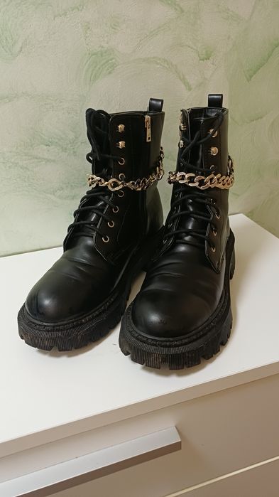 Кожени боти с верижки