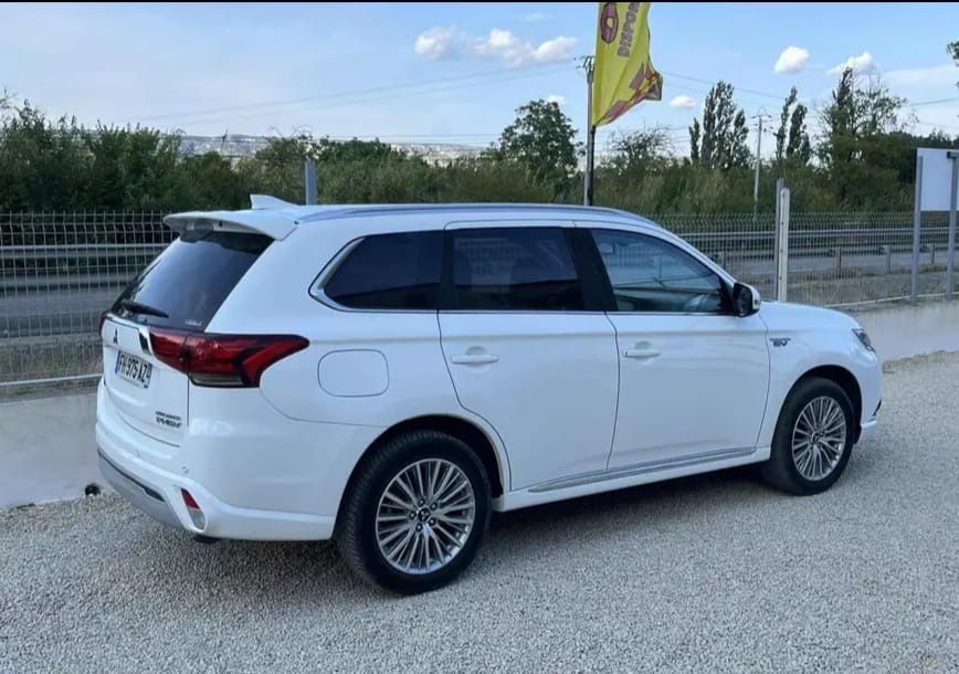 Mitsubishi Outlander PHEV, хибрид 2.4, 236 к.с.