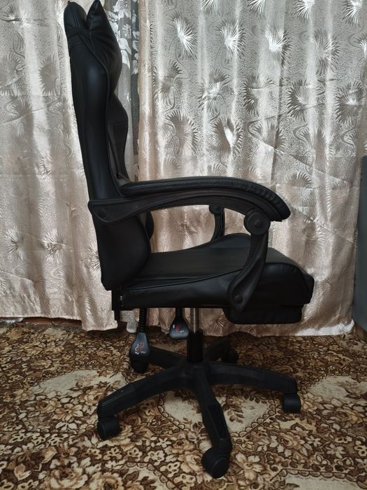 Стул черный игровой