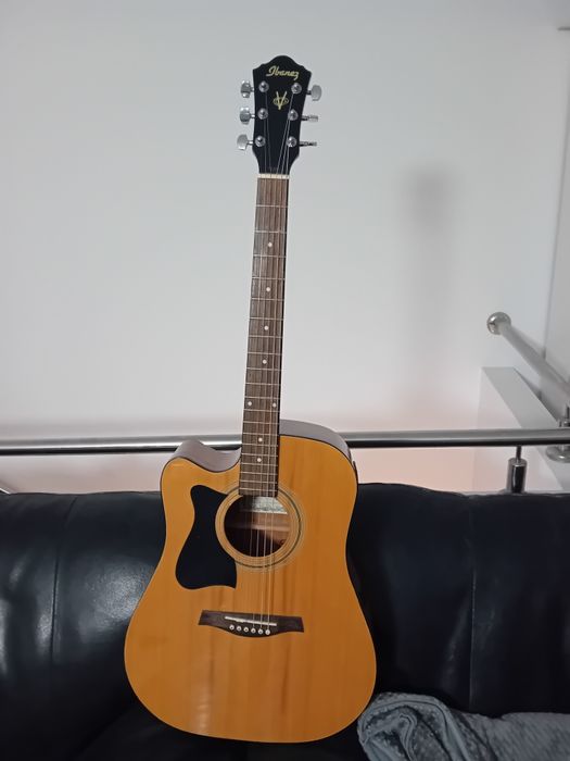 Diferite chitari mici si mari si pe stanga de la 80 ron