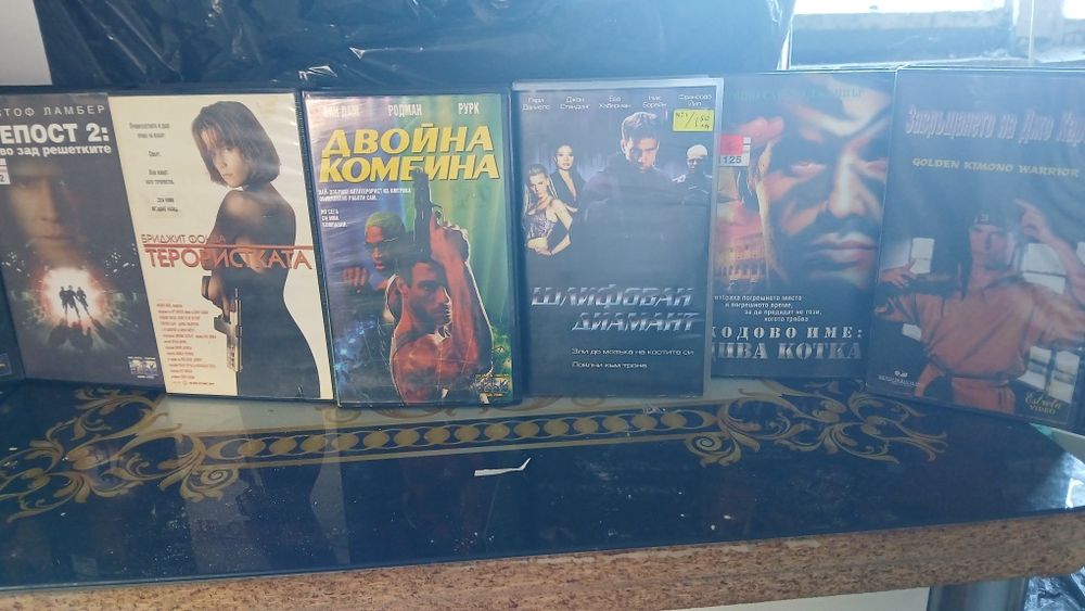 Продавам Видео касети и Блу рей,