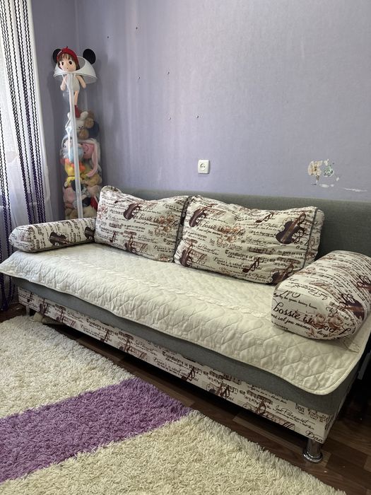 Продам диван,б/у и палас,цена 20000 за все