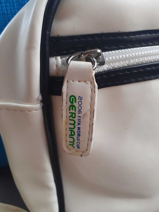 Чанта от световното първенство по футбол 2006 И мъжка кожена чанта.