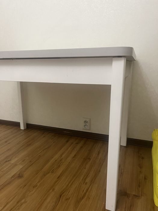 Стол для кухни белый