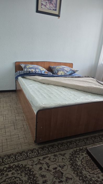 Кровати двухспальные и гарнитуры.