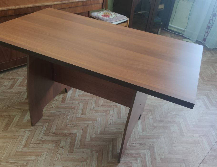 Продам стол обеденный.