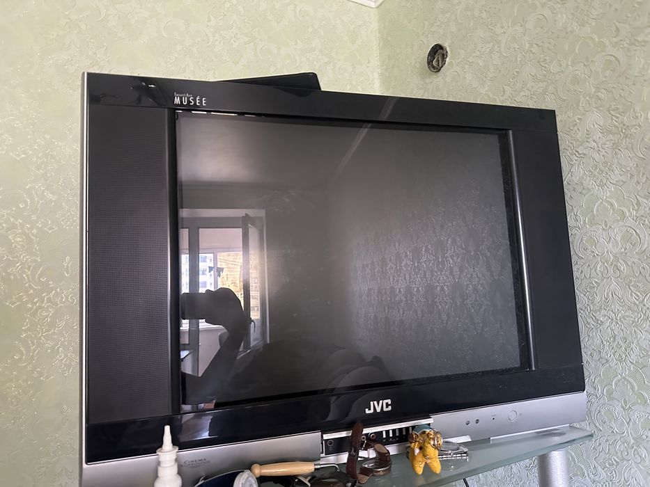 телевизор б/у 4500диван креслобесплатно