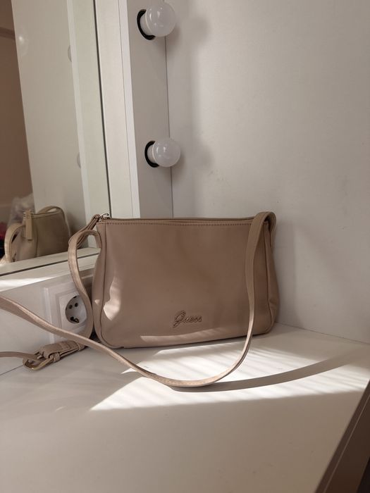 Чанта на марката guess