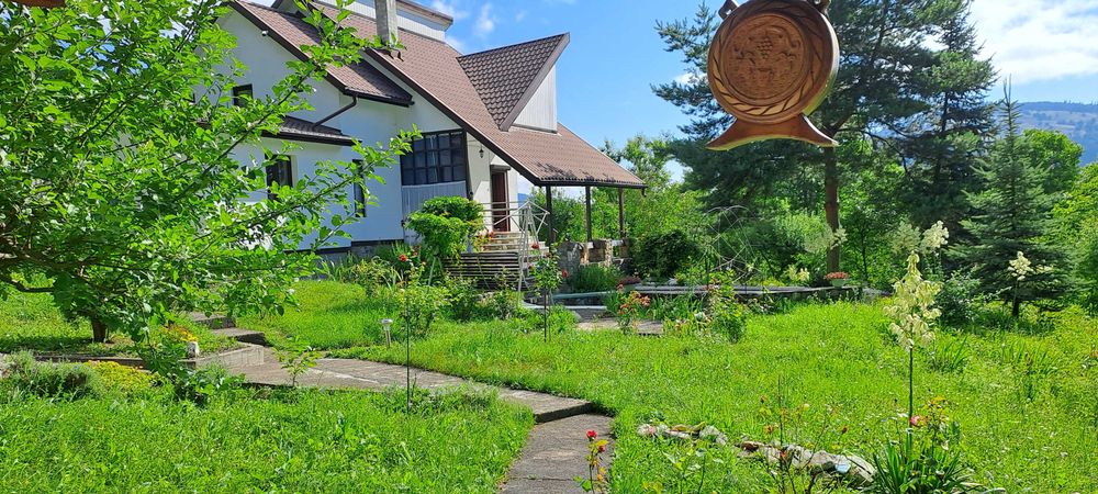 Casa individuala linga padure,liniste , intimitate,piscina, gradina, la 15 minute de Mall Piatra Neamt