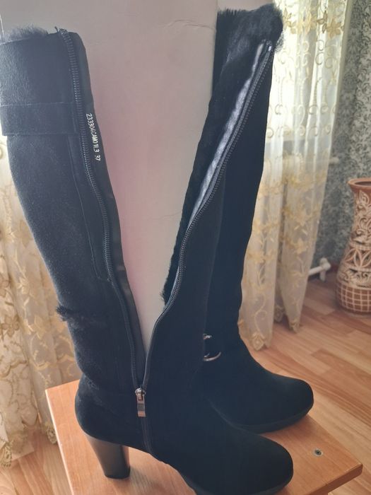 Продам новые замшевые сапожки