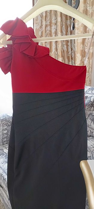 Vând rochie de ocazie Karen Millen, măsura 36, negru cu rosu