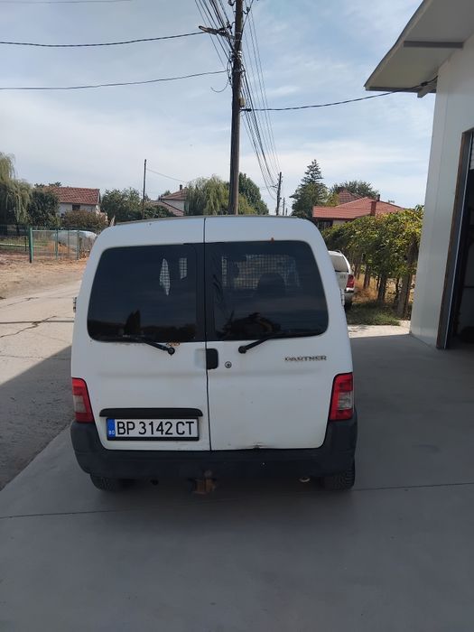 Автомобил пежо партнер