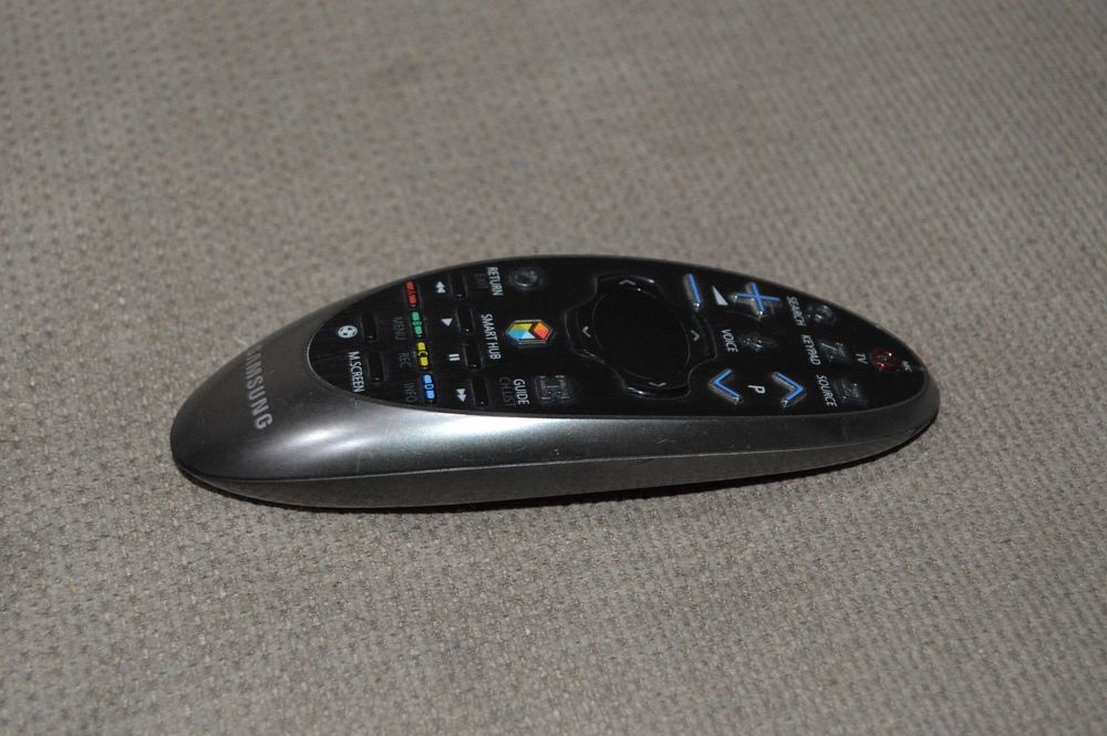 Telecomandă Smart Samsung Originală RMCTPH1AP1 (BN59-01181B) cu Control Vocal și Touchpad – Stare Excelentă