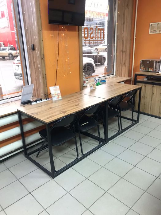 Стол с металлическим каркасом