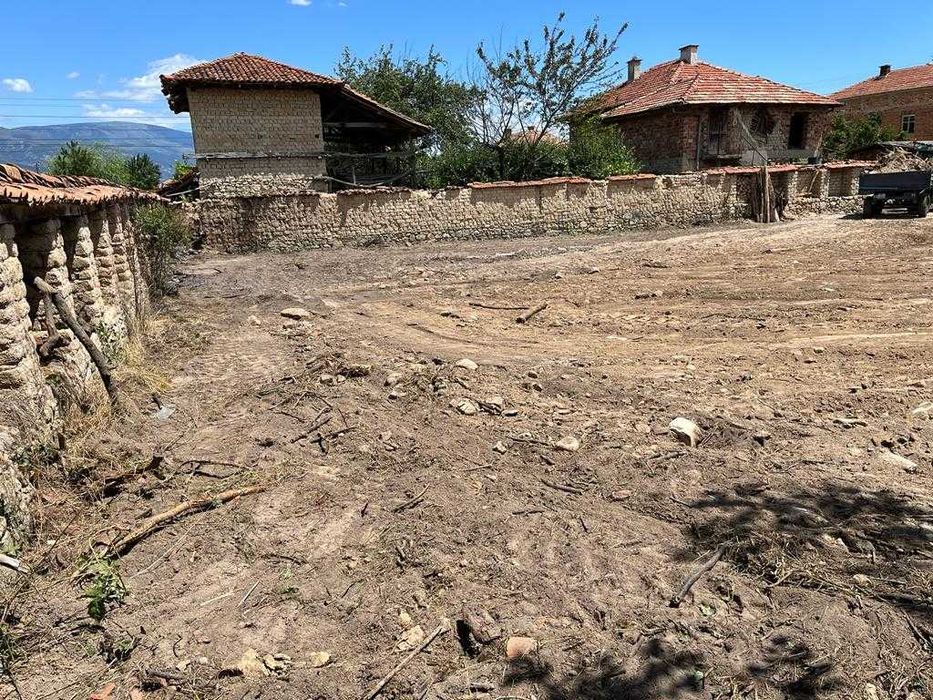 Продава се къща за основен ремонт в  село Каравелово