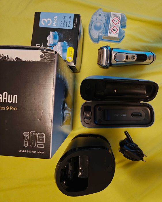 Vând aparat de ras Braun seria 9 Model 9477cc Pro & 4 rezerve curățare