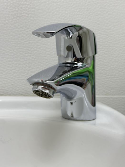 Умывальник с смесителем