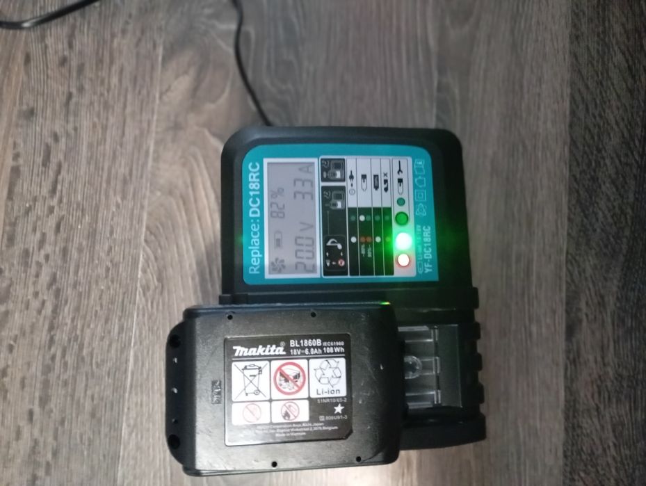 Încărcător pentru baterii makita