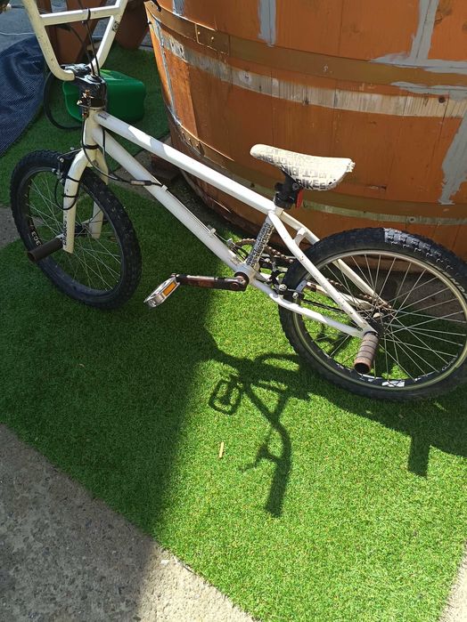 Vând 2 biciclete și 1 trotinetă