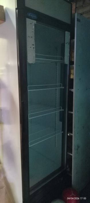Холодильник прозрачный, большой.