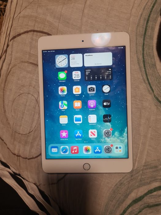 Vând Tableta ipad 4 mini cu amprentă digitală