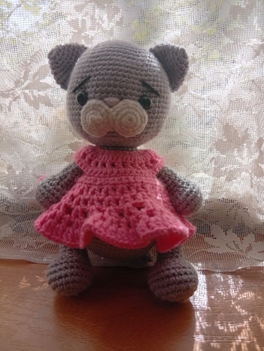 Вязаная кошечка - ручная работа