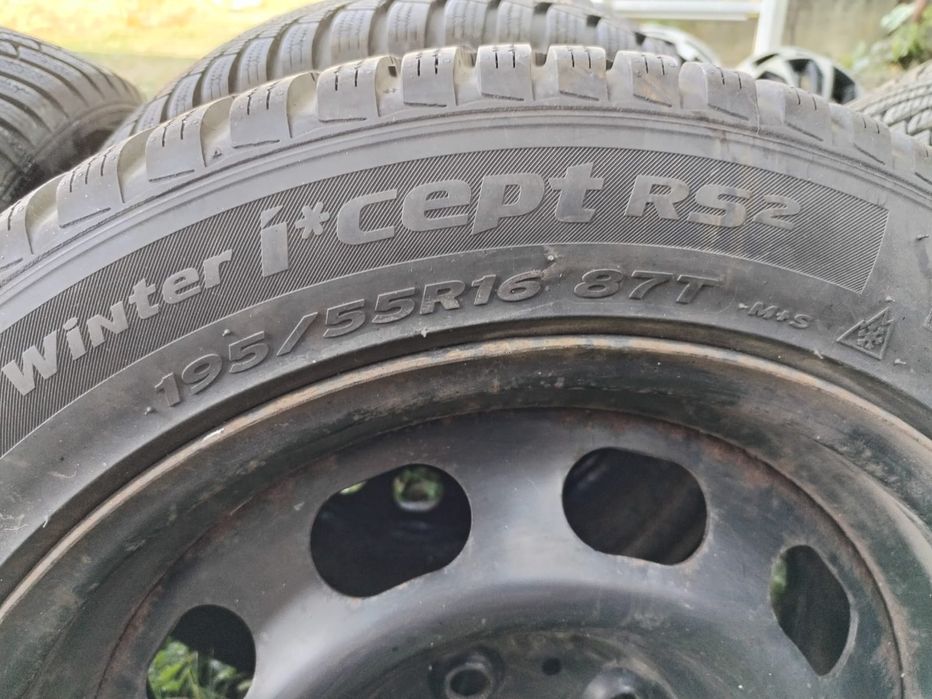 Roți de mașină  echipate cu cauciucuri de iarnă