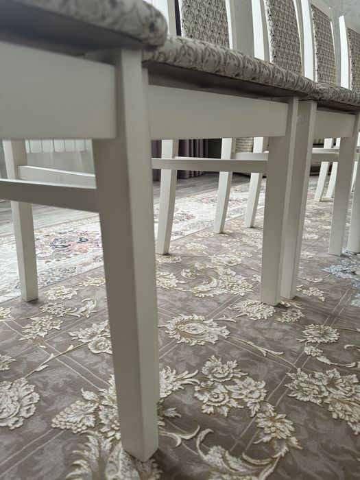 Белые стулья.