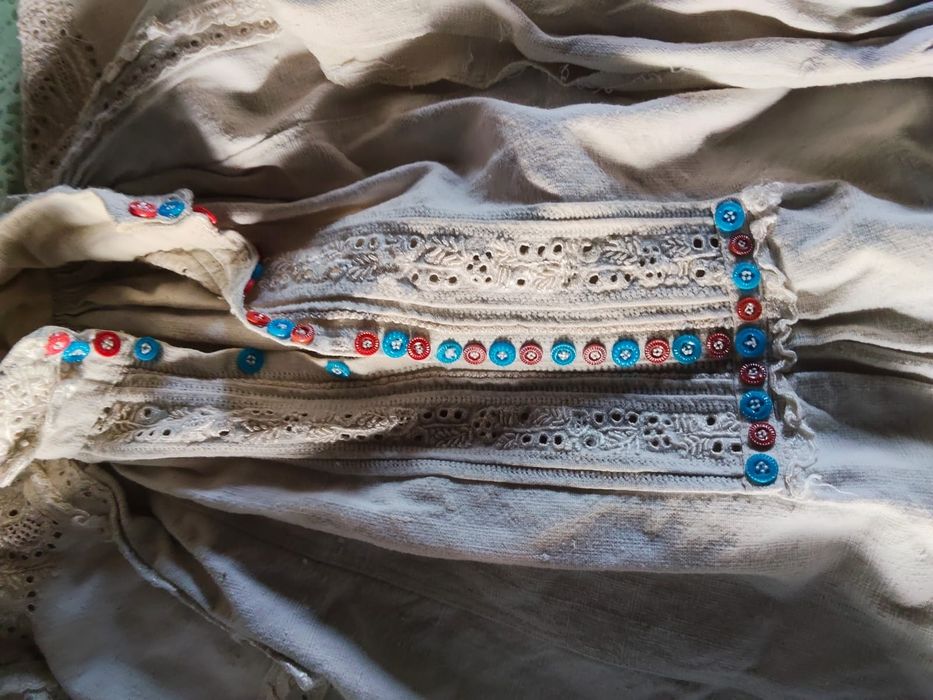 Vând costum național