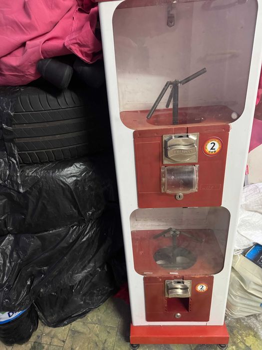 Вендинг машина за топчета и капсули с играчки