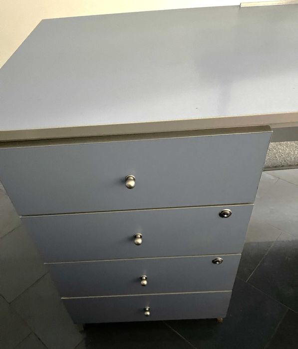 Секретарско бюро + шкаф за офис техника + подарък