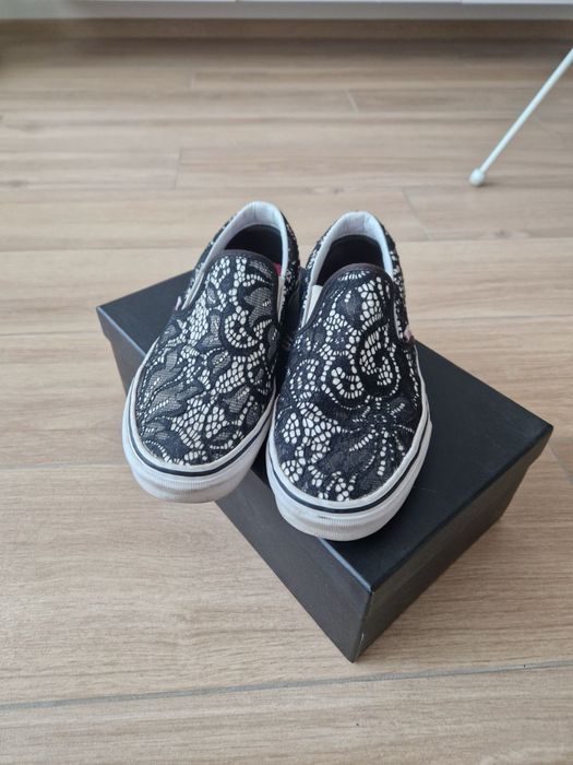 Продавам дамски дантелени кецове Vans