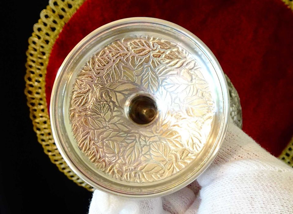 Посребрена медна чаша за вино,бокал,лози,грозде.