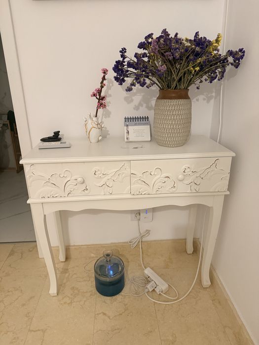 consolă albă în stil mediteranean este modelul Linnet de la brandul Versa fabricată din lemn de MDF și pin