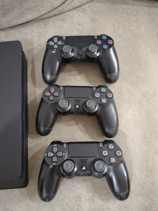 Consola PlayStation 4 (PS4) Slim 1TB - 3 Manete - 7 Jocuri (TLOU, AC Odyssey)