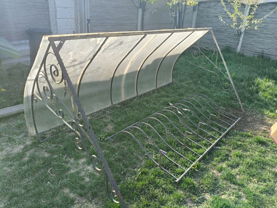 Vand copertina usa intrare casa si balustrada din fier forjat