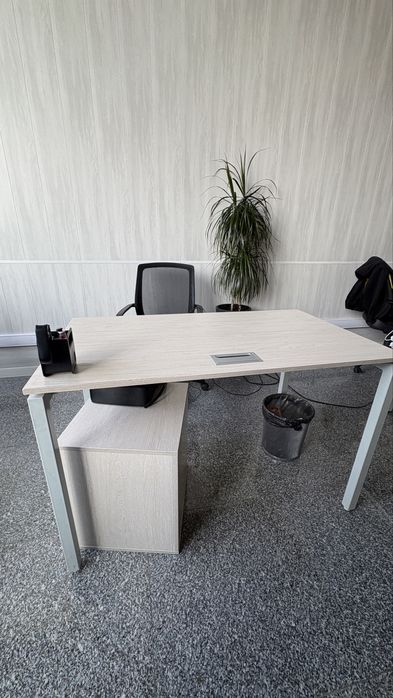 Офисный стол.