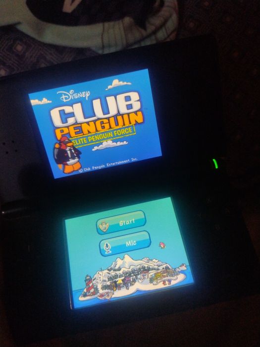 Nintendo Ds lite cu 12 jocuri și toate accesoriile.