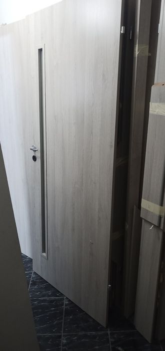 Șase uși pentru interior cu geam mat și toc reglabil,  de calitate sup