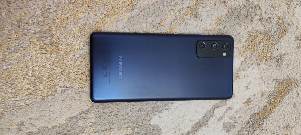 Продам Samsung galaxy s 20 fe.