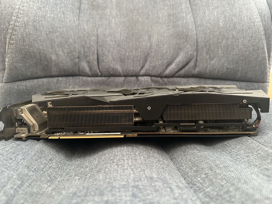 Обменяю ASUS ROG Strix GTX 1080 Ti