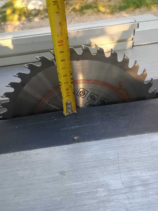 Настолен циркуляр Макита MLT100N