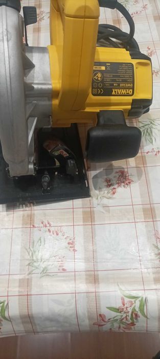 Ръчен  циркулярен трион Девалт DWE560